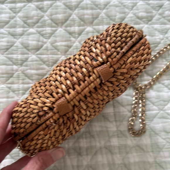 Adorable Mudpie wicker clam shell purse. - Picture 6 of 6